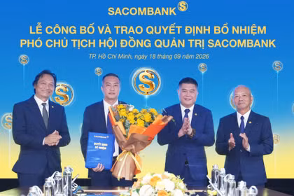 Ông Nguyễn Xuân Vũ (thứ 2 từ trái qua). Ảnh: Sacombank. 