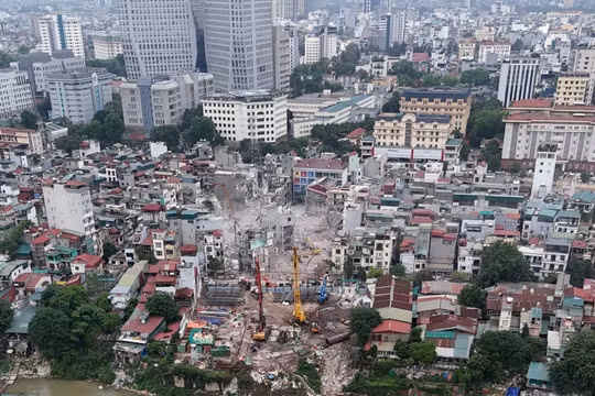 Phá dỡ loạt ngôi nhà ven sông Hồng để xây cầu Trần Hưng Đạo