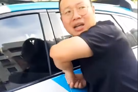 Taxi tự lái kẹp chặt tay hành khách ở Trung Quốc