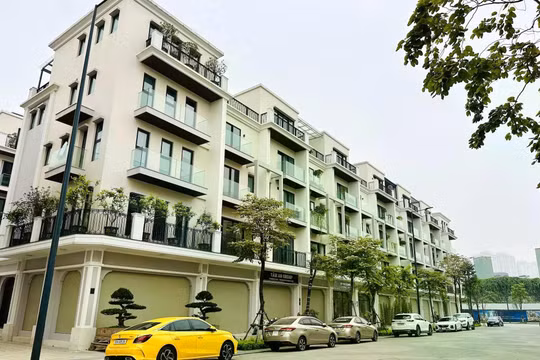 Thanh khoản giảm giữa lúc nguồn cung lập đỉnh, doanh nghiệp địa ốc thêm áp lực.