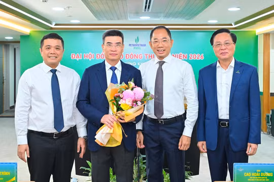 Ông Dương Mạnh Sơn (đứng thứ hai từ trái sang phải) - tân Chủ tịch HĐQT PVOIL. 