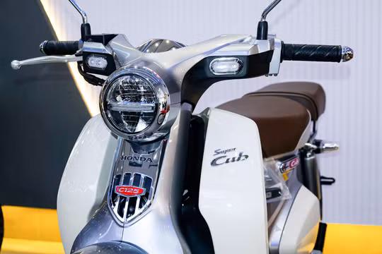 Vì sao Honda Super Cub C125 nhập tư nhân đắt hơn mua chính hãng hơn 60 triệu đồng?