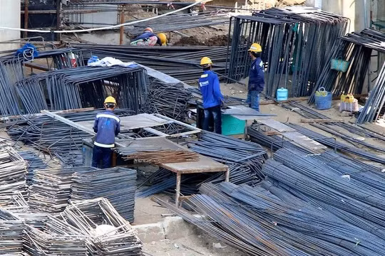 Bộ Xây dựng yêu cầu kiểm soát giá thép, xi măng, cát, đá xây dựng. Ảnh minh họa.