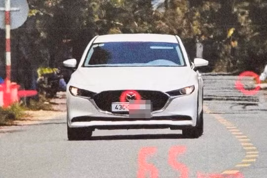 Xe ô tô con chạy 65 km/h trên đoạn đường giới hạn 50 km/h khi chở người bệnh nguy kịch đi cấp cứu tại Đà Nẵng. Ảnh: Cục CSGT.