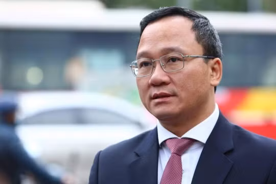 Ông Khuất Việt Hùng