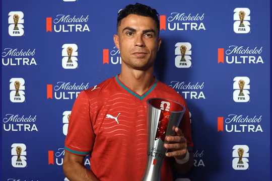 Cristiano Ronaldo nhận giải Cầu thủ xuất sắc nhất trận sau khi Bồ Đào Nha thắng Croatia 2-1 tại World Cup 2026. Ảnh: FIFA.