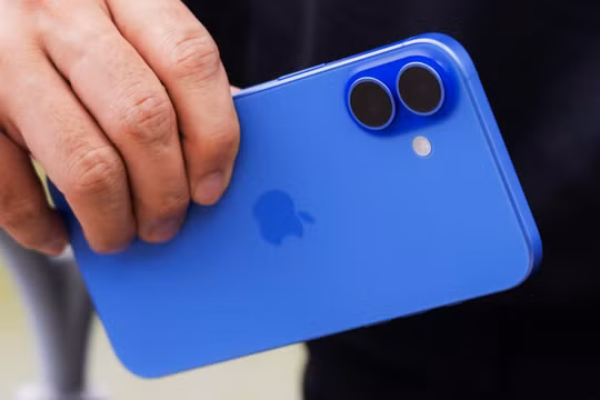 iPhone 17 tiêu chuẩn giữ giá khá tốt, có phiên bản chỉ giảm 400.000 đồng sau hơn nửa năm mở bán. Ảnh: Minh Tuấn Mobile.