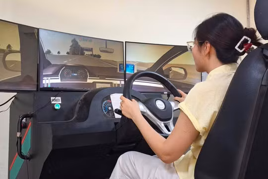 Học viên thực hành trên thiết bị mô phỏng lái xe. Ảnh: Vũ Lê.