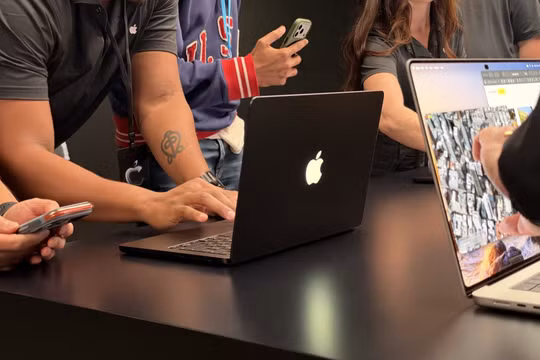 Logo quả táo phát sáng trở lại trên MacBook Pro thế hệ mới, sau 10 năm vắng bóng. Ảnh: 9to5Mac.