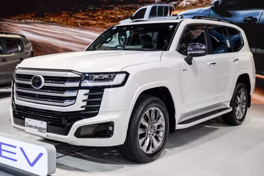 Hé lộ ngày Toyota Land Cruiser hybrid ra mắt, đại lý báo giá chênh tới 900 triệu đồng