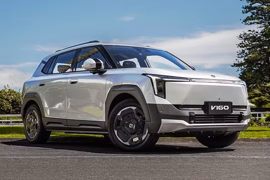 Geely Okavango mang thiết kế SUV cỡ lớn với ngoại hình vuông vức, lưới tản nhiệt cỡ lớn và thân xe kéo dài nhằm tối ưu không gian cho 7 chỗ ngồi. Ảnh: Geely.