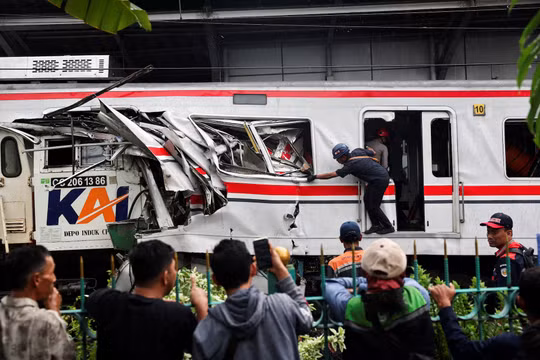 Hiện trường vụ va chạm chết người giữa tàu nội đô và tàu đường dài, tại Bekasi, ngoại ô Jakarta, Indonesia, ngày 28/4. Ảnh: Reuters/Willy Kurniawan.