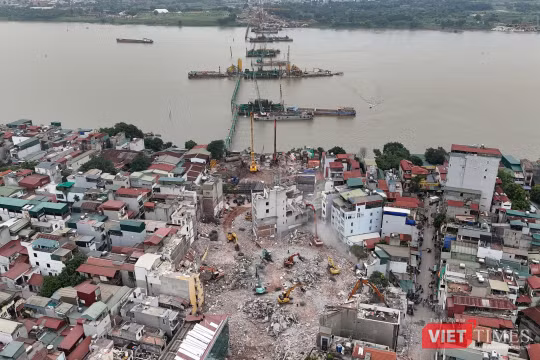 Nhiều căn nhà đã được tháo dỡ để phục vụ dự án xây dựng cầu Trần Hưng Đạo