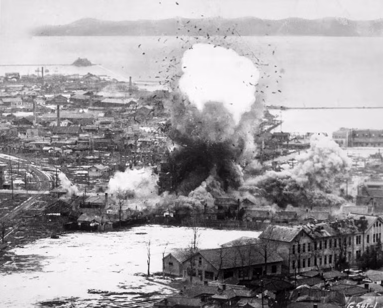 eo-bien-hormuz-bi-phong-toa-vu-khi-co-xua-dang-dinh-hinh-chien-tranh-hien-dai-6.jpg