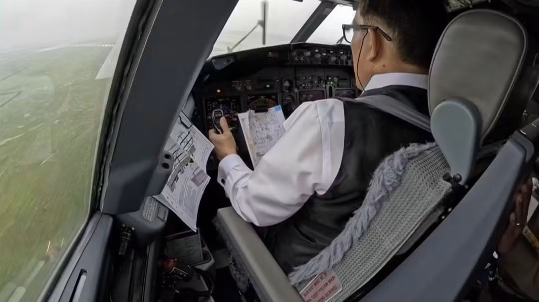 hanh-trinh-50-nam-lam-chu-bau-troi-cua-vi-quoc-vuong-tu-lai-boeing-737-den-ha-noi.jpg