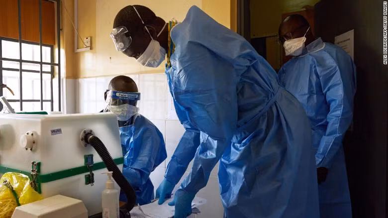 Nhân viên y tế xét nghiệm mẫu bệnh phẩm tại phòng thí nghiệm ở Juba, Nam Sudan (Ảnh: CNN)