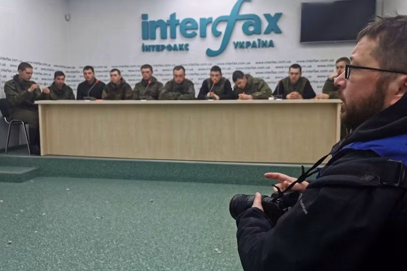 Các binh sĩ Nga bị Ukraine bắt làm tù binh trong một cuộc họp báo (Ảnh: AFP)