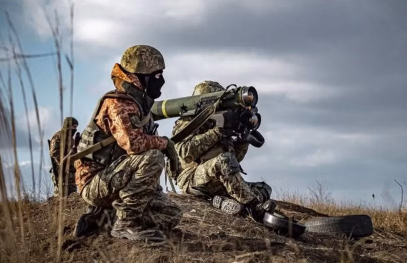 Binh sĩ Ukraine sử dụng ống phóng tên lửa Javelin do Mỹ cung cấp (Ảnh: BQP Ukraine) Binh sĩ Ukraine sử dụng ống phóng tên lửa Javelin do Mỹ cung cấp (Ảnh: BQP Ukraine)