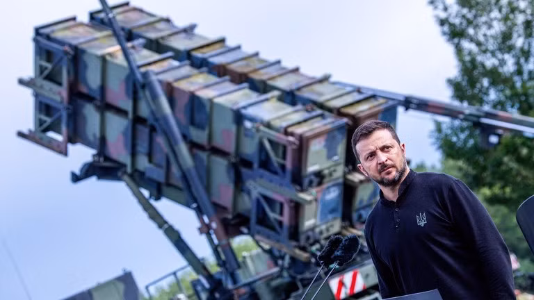 Tổng thống Ukraine Volodymyr Zelensky trước hệ thống tên lửa phòng không Patriot tại Đức, tháng 6/2024. Ảnh: Getty.