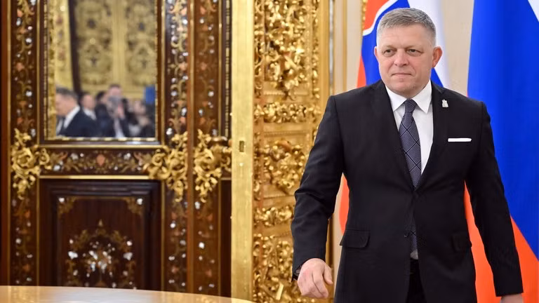 Thủ tướng Slovakia Robert Fico trong cuộc gặp với Tổng thống Nga Vladimir Putin. Ảnh: Sputnik.
