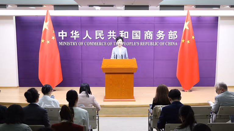 Ông He Yongqian, người phát ngôn Bộ Thương mại Trung Quốc, phát biểu tại cuộc họp báo thường kỳ, Bắc Kinh, Trung Quốc, ngày 1/4. Ảnh: Getty.