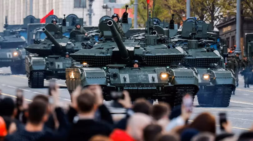 Xe tăng Nga di chuyển dọc theo một con phố ở Moscow vào ngày diễn tập cho cuộc duyệt binh kỷ niệm 80 năm chiến thắng Đức Quốc xã, ngày 3/5. Ảnh: Reuters.