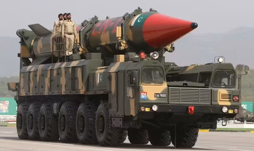 Một tên lửa Shaheen-III do Pakistan sản xuất có khả năng mang đầu đạn hạt nhân được trưng bày trong một cuộc diễu hành quân sự ở Islamabad vào ngày 23/3/2022. Ảnh: Getty.