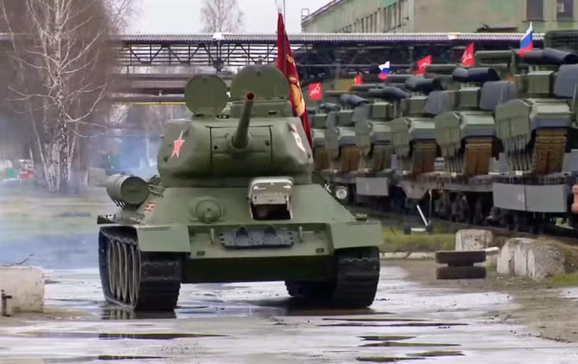 Ảnh chụp màn hình quá trình điều động xe tăng T-72B3M và T-90M từ nhà máy xe tăng Uralvagonzavod được hộ tống bởi xe tăng T-34 thời Thế chiến II. Ảnh: Kyiv Post.