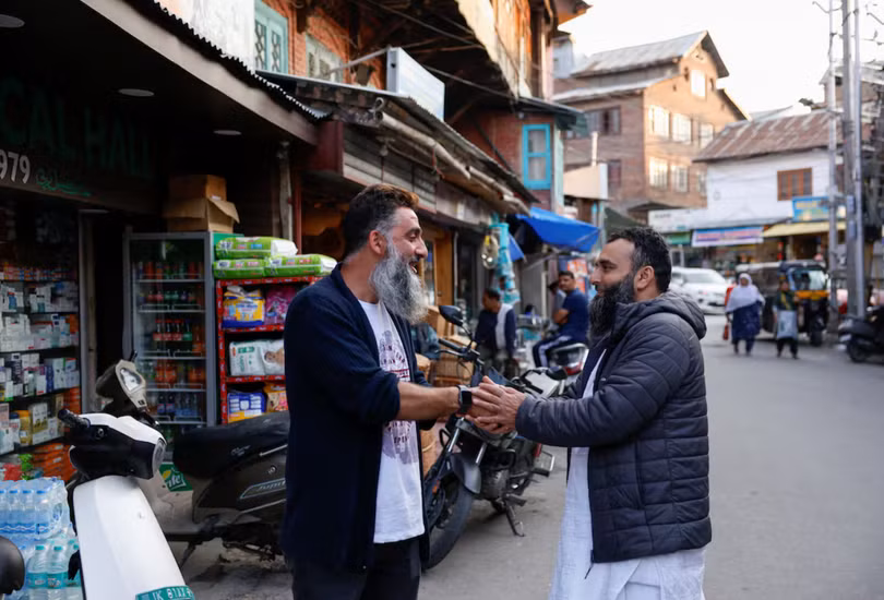 Người dân Kashmir chúc mừng nhau sau thông báo ngừng bắn giữa Ấn Độ và Pakistan, tại Srinagar, ngày 10/5, Ảnh: Reuters.