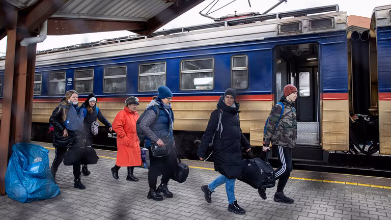 Nhiều người dân đến từ Ukraine đang xuống tàu tại nhà ga xe lửa ở Ba Lan. Ảnh: Getty.