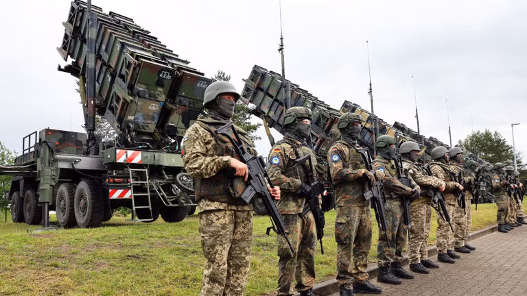 Đức và Ukraine trước hệ thống tên lửa phòng không Patriot vào ngày 11/6/2024. Ảnh: Getty.