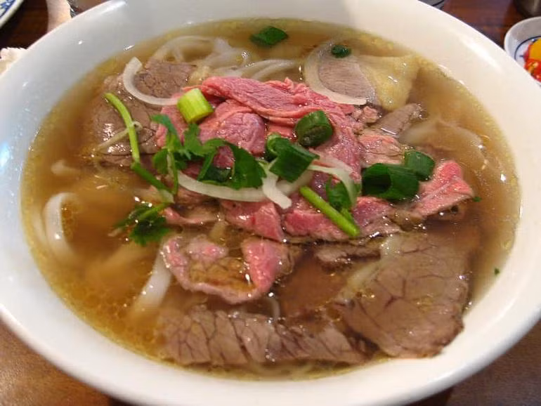 Món phở tái của nhà hàng Pho Real Kitchen and Bar tại Mỹ (Ảnh: Pho Real Kitchen and Bar/Facebook).