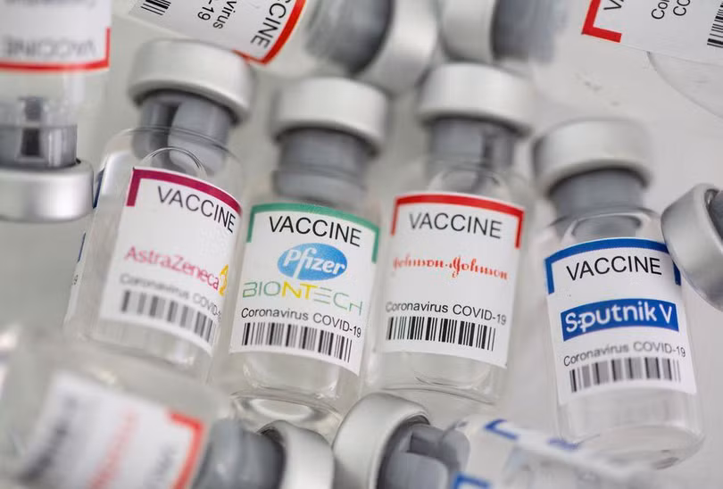 Nhiều nước đã và đang thực hiện chương trình tiêm mũi tăng cường vaccine COVID-19 để chống biến chủng Omicron (Ảnh: Reuters)
