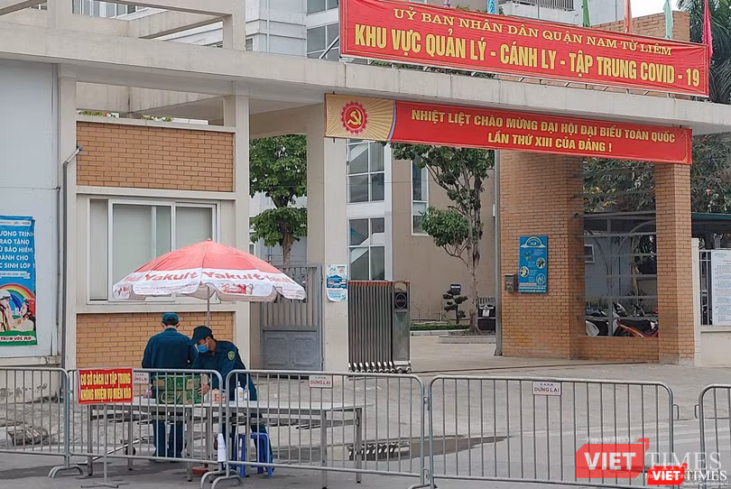 Công tác đảm bảo an toàn tại khu cách ly Trường Tiểu học Xuân Phương được đảm bảo nghiêm ngặt. Công tác đảm bảo an toàn tại khu cách ly Trường Tiểu học Xuân Phương được đảm bảo nghiêm ngặt.