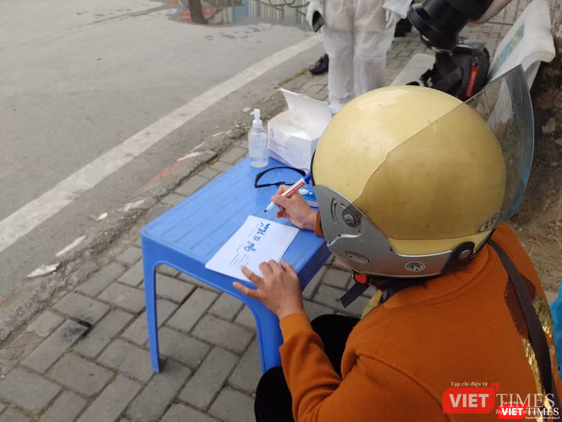Người thân làm thủ tục gửi nhu yếu phẩm vào khu cách ly. Người thân làm thủ tục gửi nhu yếu phẩm vào khu cách ly.