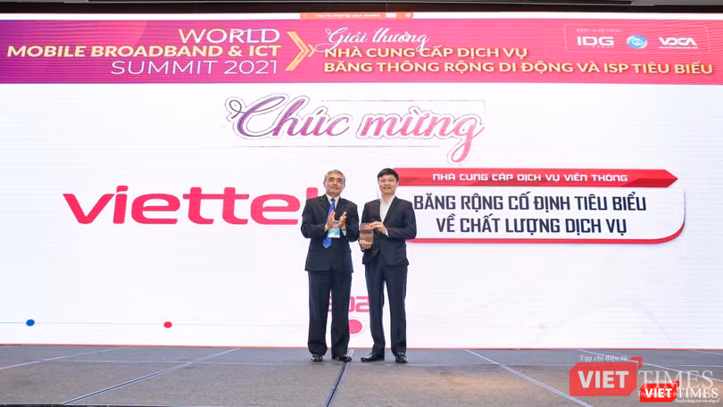 Chủ tịch Hội Truyền thông số Nguyễn Minh Hồng đại diện Hội đồng cố vấn bình chọn trao giải cho Viettel. Chủ tịch Hội Truyền thông số Nguyễn Minh Hồng đại diện Hội đồng cố vấn bình chọn trao giải cho Viettel.