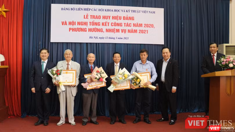 Các đảng viên nhận Huy hiệu 50 tuổi Đảng. Các đảng viên nhận Huy hiệu 50 tuổi Đảng.