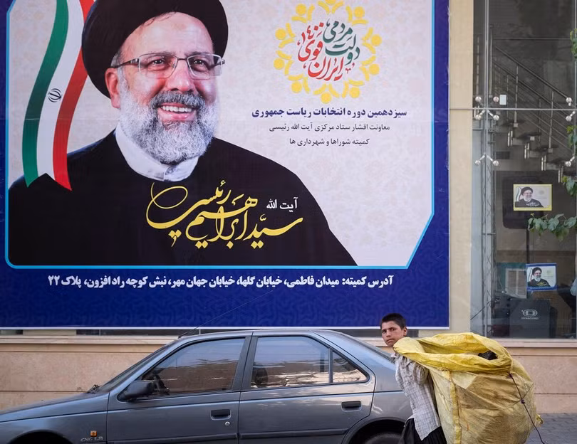 Một tấm biển vận động người dân bỏ phiếu cho ông Raisi ở thủ đô Tehran (Ảnh: AFP)