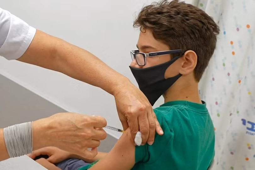 Một thiếu niên được tiêm vaccine của Pfizer/BioNTech tại Tel Aviv, Israel (Ảnh: AFP)