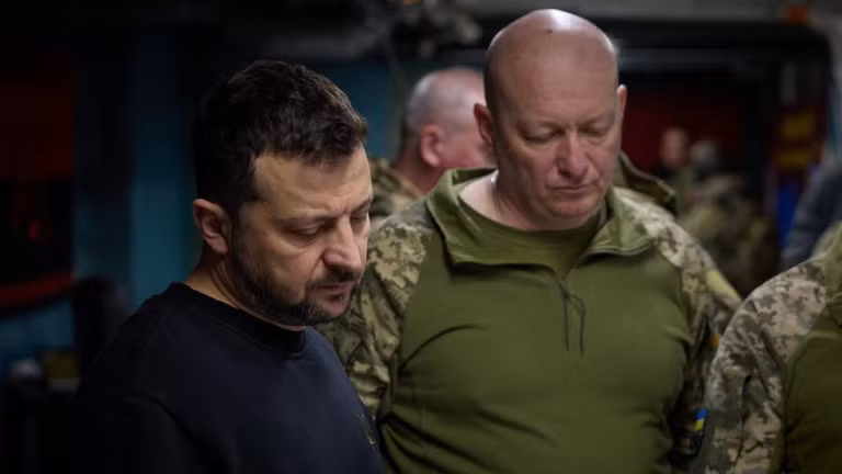 Tổng thống Zelensky (trái) và ông Yury Sodol thảo luận về tình hình chiến trường ở Donetsk ngày 19/4/2024 (Ảnh: Getty)