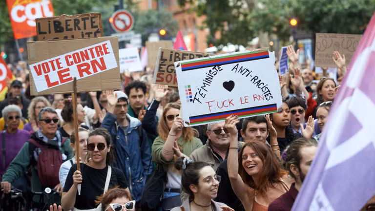 Các nhà hoạt động cánh tả ở Toulouse, Pháp, biểu tình chống lại đảng National Rally cánh hữu ngày 22/6 (Ảnh: Getty)