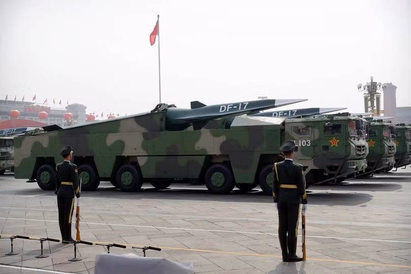 Tên lửa DF-17 của Trung Quốc trong một cuộc diễu binh (Ảnh: AP)