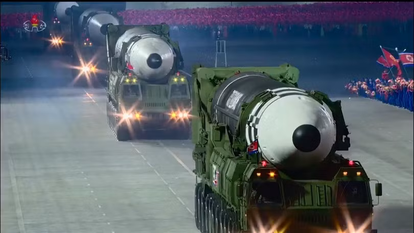 Triều Tiên phô diễn các loại tên lửa trong một cuộc diễu binh ở Bình Nhưỡng (Ảnh: KCNA)