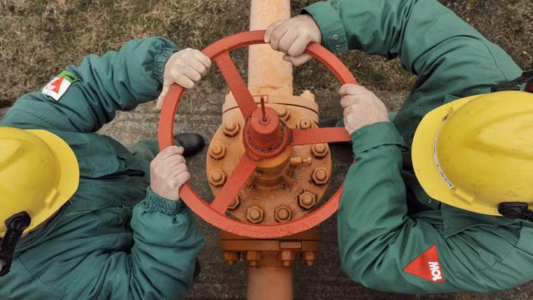 Nhiều nước châu Âu vẫn phụ thuộc vào năng lượng do Nga cung cấp (Ảnh: AP)