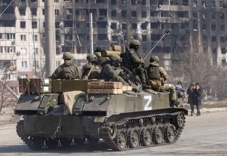 Xe bọc thép của lực lượng thân Nga tại Mariupol, Ukraine (Ảnh: Reuters).