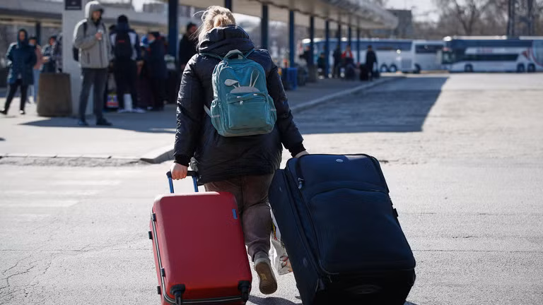 Ga xe lửa Đông Warsaw, một trung tâm nổi tiếng với người Ukraine đi sơ tán ở Warsaw, Ba Lan. Ảnh: Getty.