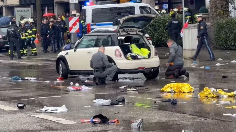 Cảnh sát có mặt tại hiện trường vụ đâm ô tô vào đám đông ở trung tâm thành phố Munich khiến nhiều người bị thương. Ảnh: Getty.