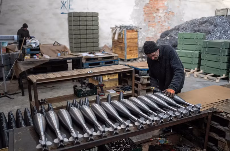 Công nhân lắp ráp đạn súng cối tại một nhà máy ở Ukraine. Ảnh: BI.