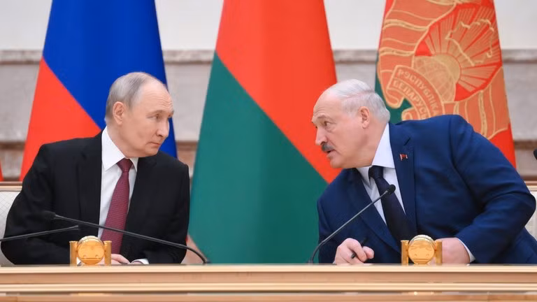 Tổng thống Nga Vladimir Putin và Tổng thống Belarus Alexander Lukashenko tham dự lễ ký hiệp ước an ninh mới. Ảnh: Sputnik.