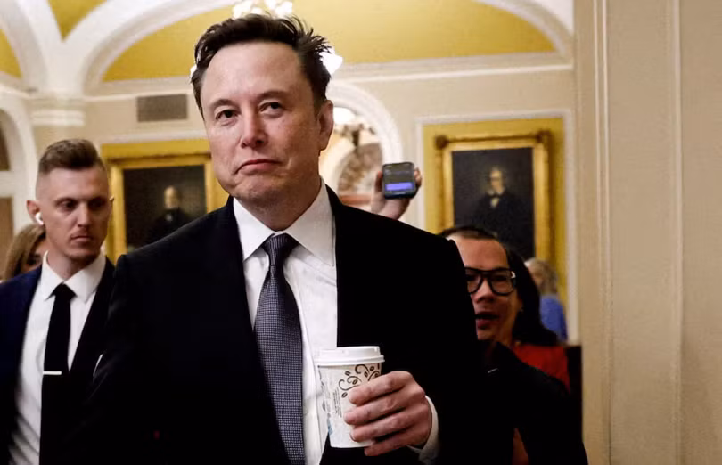 Elon Musk đi bộ trên Điện Capitol vào ngày 5/12/2024. Ảnh: Reuters.